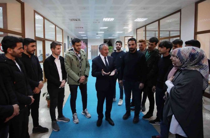 Ai̇çü Rektörü Karabulut, Öğrencilere Kitap Ve Satranç Takımı Hediye Etti