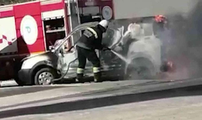 Akaryakıt İstasyonunda Araç Yangını Paniğe Neden Oldu