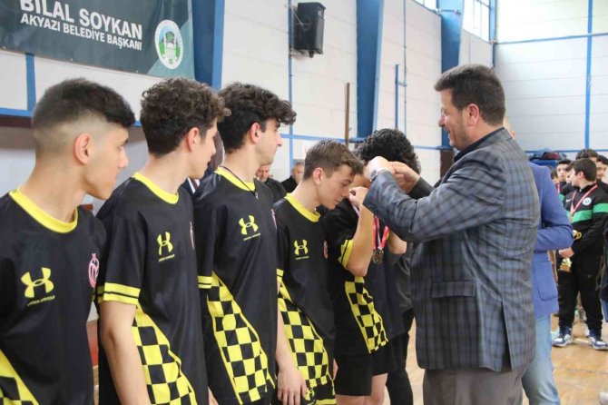 Şampiyon Öğrenciler Kupalarını Başkan Soykan’dan Aldı