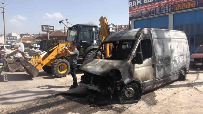 Yalova-i̇zmit Kara Yolunda 2 Araç Alev Alev Yandı