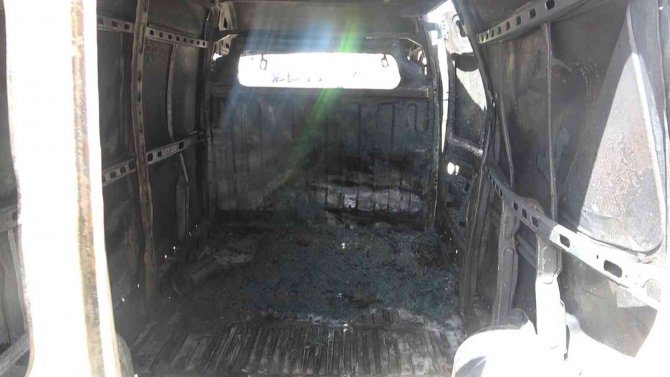 Yalova-i̇zmit Kara Yolunda 2 Araç Alev Alev Yandı