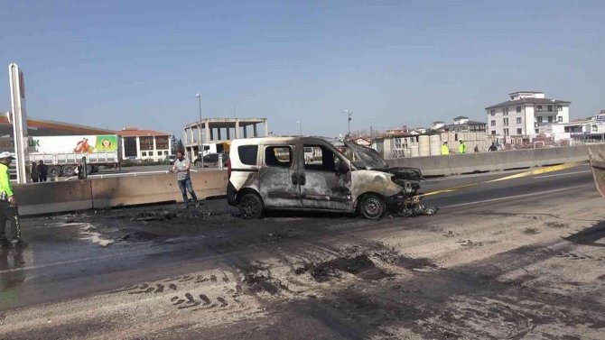 Yalova-i̇zmit Kara Yolunda 2 Araç Alev Alev Yandı