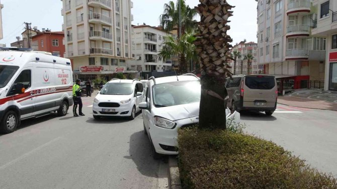 Kontrolden Çıkan Ticari Araç Refüjdeki Palmiyeye Çarptı: 3 Yaralı