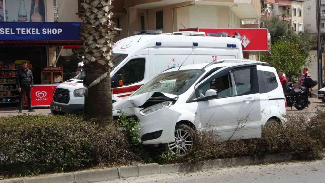 Kontrolden Çıkan Ticari Araç Refüjdeki Palmiyeye Çarptı: 3 Yaralı