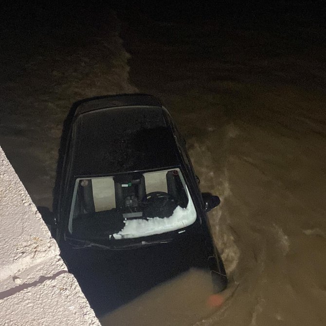Dereye Uçan Otomobilden Jandarma Ekipleri Kurtardı