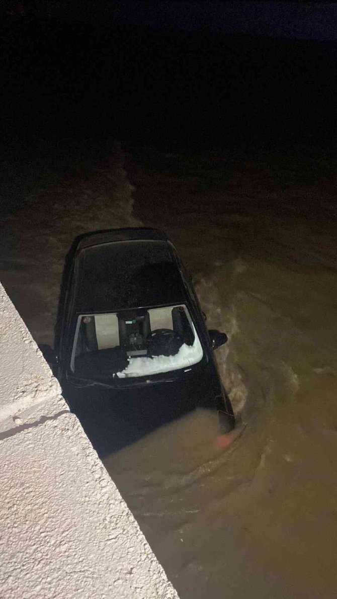 Dereye Uçan Otomobilden Jandarma Ekipleri Kurtardı