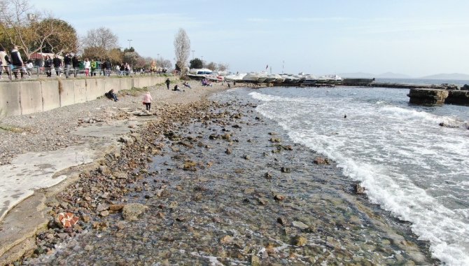 Caddebostan Sahilinde Deniz Çekildi, Yer Yer Kirlilik Oluştu
