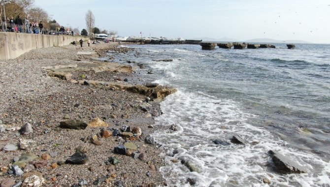 Caddebostan Sahilinde Deniz Çekildi, Yer Yer Kirlilik Oluştu