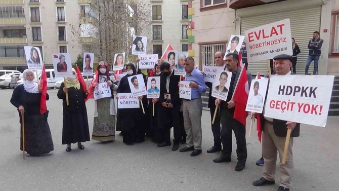 Hdp Önündeki Evlat Nöbetine Bir Aile Daha Katıldı, Aile Sayısı 280 Oldu