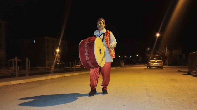 Çorumlular İlk Sahura Kadın Davulcunun Manileriyle Uyandı