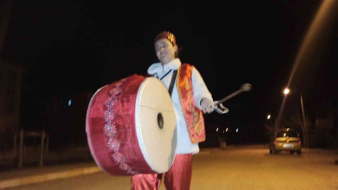 Çorumlular İlk Sahura Kadın Davulcunun Manileriyle Uyandı