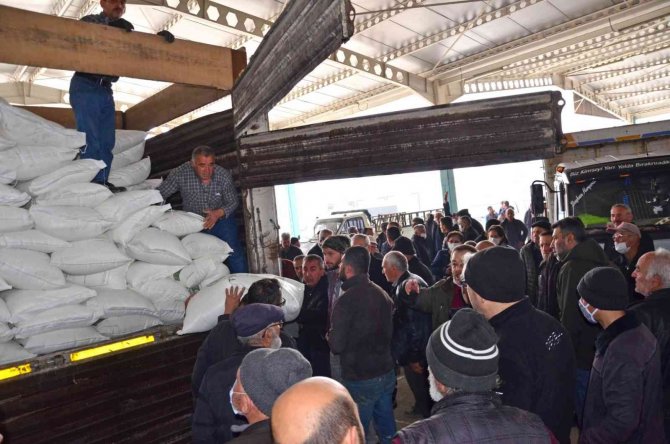 Denizli’de Arı Yetiştiricilerine 108 Ton Şeker Dağıtıldı