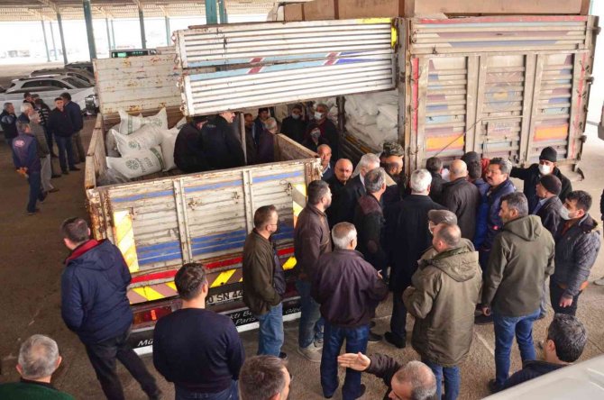 Denizli’de Arı Yetiştiricilerine 108 Ton Şeker Dağıtıldı
