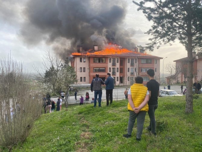 Apartmanın Çatısı Bir Anda Alev Topuna Döndü