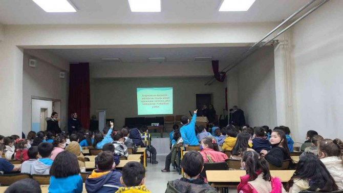 Öğrencilere Yardımseverlik Anlatıldı