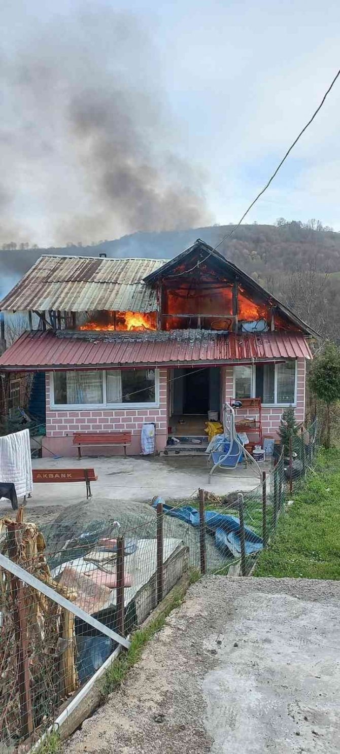 Ahşap Ev Alev Alev Yandı