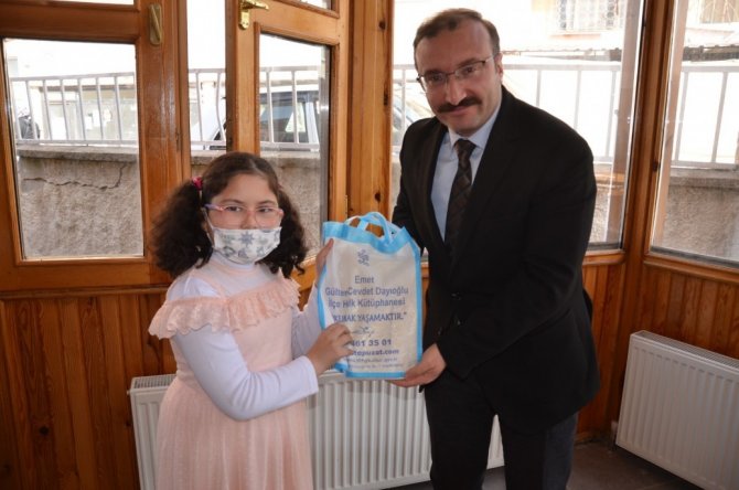 Emet’te En Çok Kitap Okuyan 5 Öğrenci Ödüllendirildi