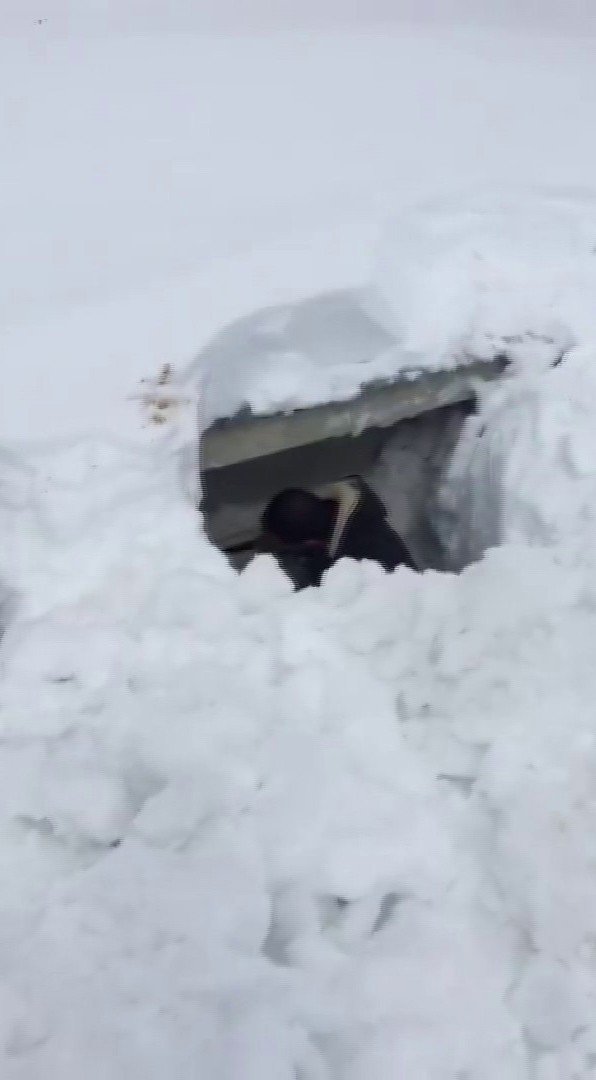 Erzurum’da 2300 Rakımlı Köyde Okul Kar Altında Kayboldu