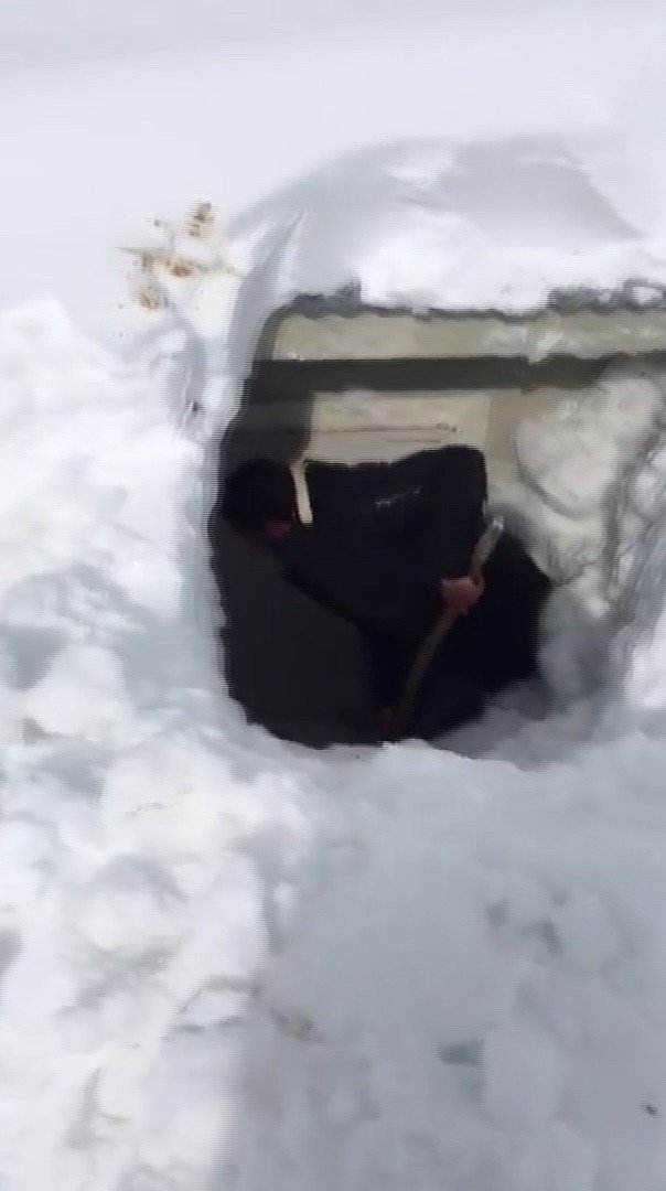 Erzurum’da 2300 Rakımlı Köyde Okul Kar Altında Kayboldu