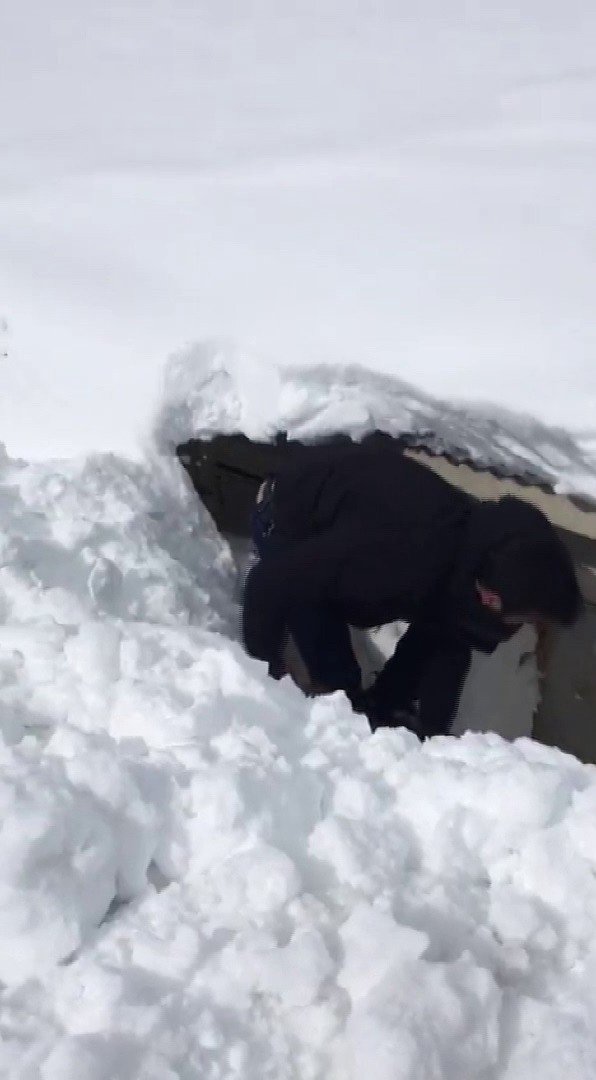 Erzurum’da 2300 Rakımlı Köyde Okul Kar Altında Kayboldu