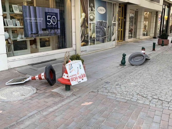 Eskişehir’de Kuvvetli Rüzgâr Hayatı Olumsuz Etkiledi