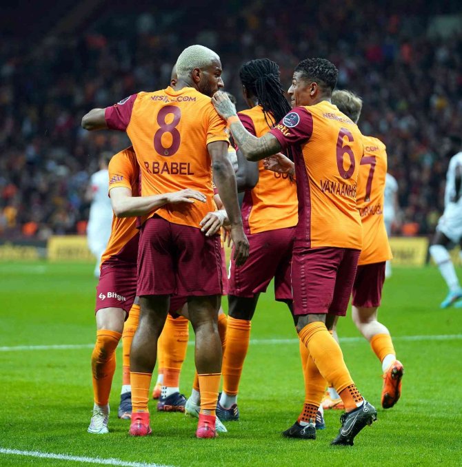 Galatasaray Derbiye Moralli Gidiyor