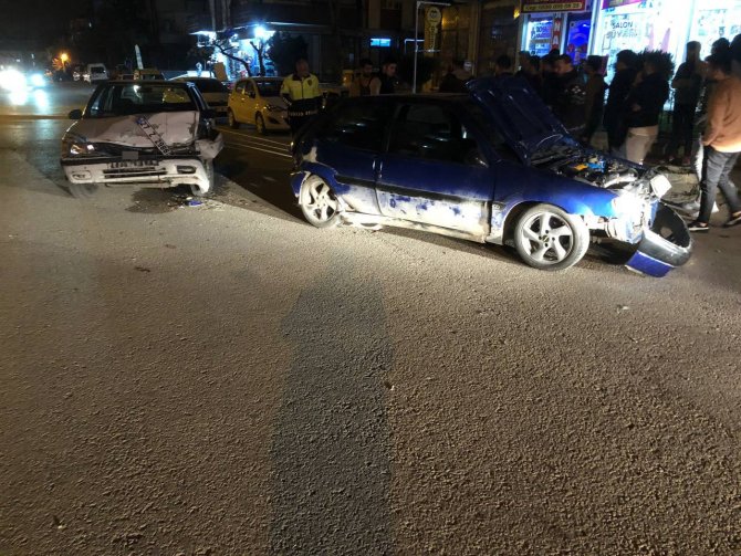 Çocuk Sürücü Araç Arızasıyla Uğraşanların Arasına Daldı: 4 Yaralı