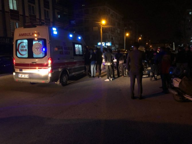 Çocuk Sürücü Araç Arızasıyla Uğraşanların Arasına Daldı: 4 Yaralı