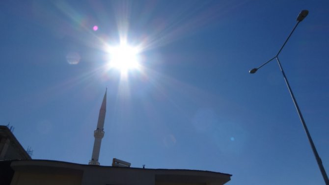 Derecikli Vatandaşlar Güneşli Havanın Keyfini Çıkarttı