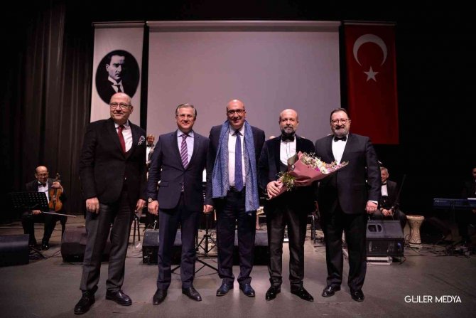 Sağlıkçılar Ayakta Alkışlandı