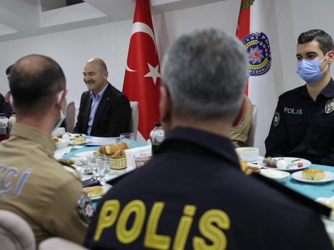 İ̇çişleri Bakanı Soylu, Ankara’da Emniyet Mensuplarıyla İlk Sahurunu Yaptı