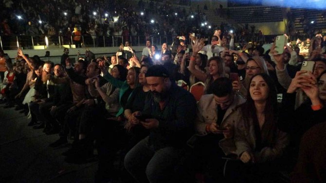 İ̇ranlılar Van’da ’Ebi’ Konseriyle Coştu