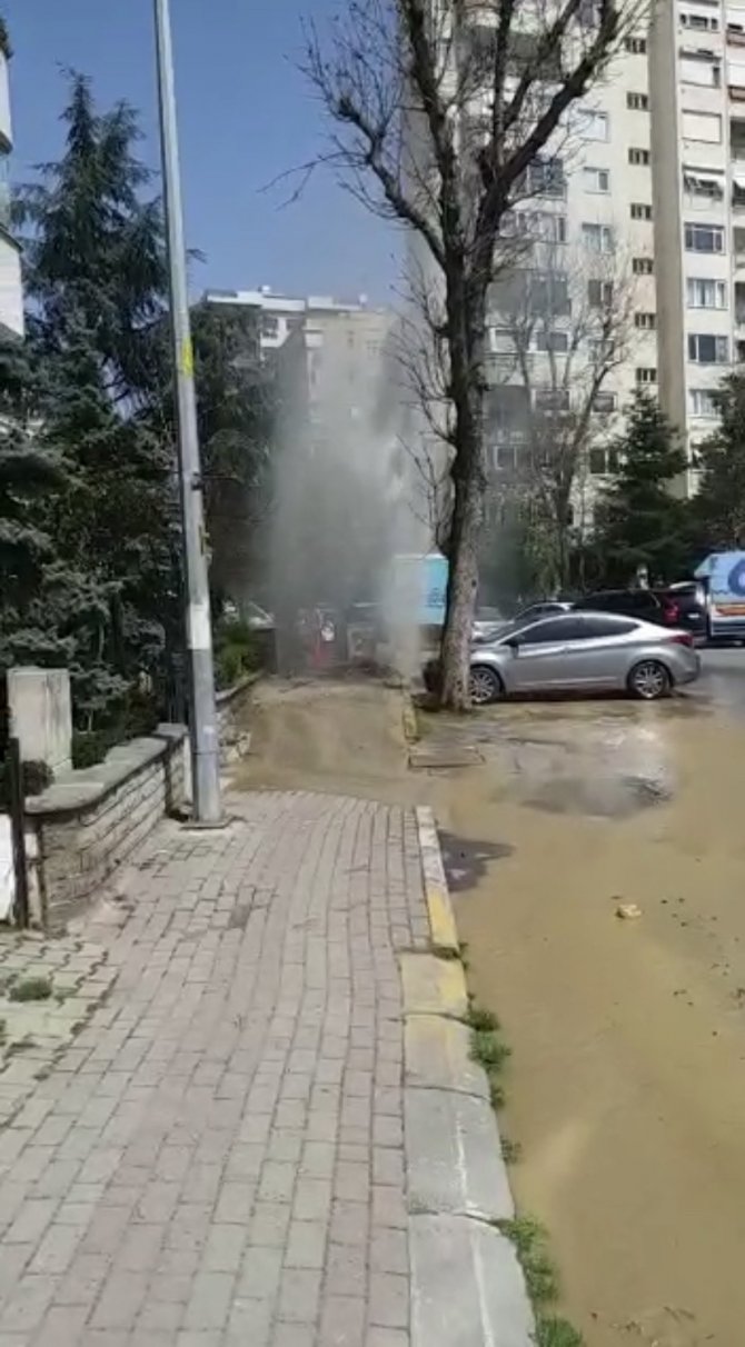 Kadıköy’de İ̇ski̇’ye Ait Boru Patladı, Fışkıran Su Metrelerce Yükseldi