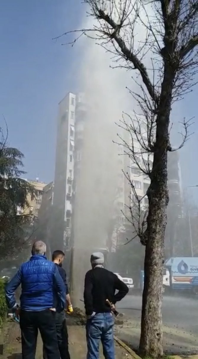 Kadıköy’de İ̇ski̇’ye Ait Boru Patladı, Fışkıran Su Metrelerce Yükseldi