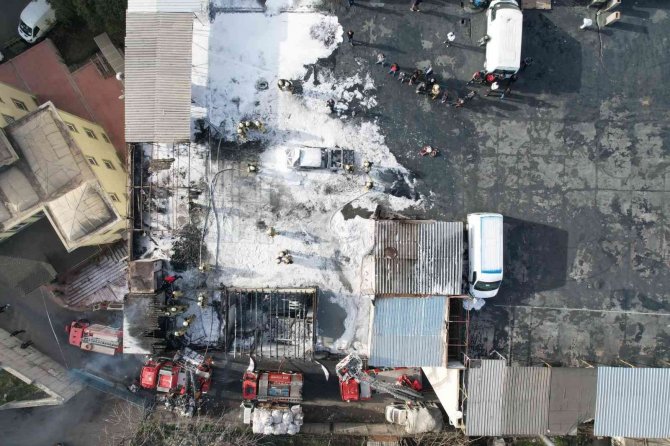 Bayrampaşa’da Sanayi Sitesinde Yangın: 250 Güvercin Telef Oldu, 1 Araç Küle Döndü