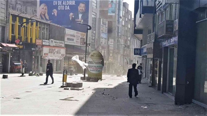 Kuvvetli Rüzgâr Karabük’te Zor Anlar Yaşattı