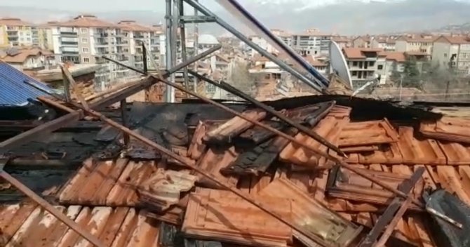 Kaynak Yaparken Çatıyı Yaktı, İtfaiye Anında Müdahale Etti