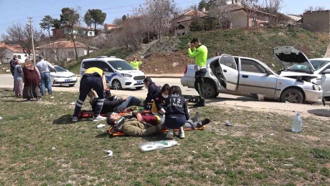 İ̇ki Otomobil Kafa Kafaya Çarpıştı: 2 Ağır Yaralı