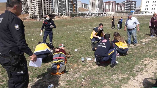 İ̇ki Otomobil Kafa Kafaya Çarpıştı: 2 Ağır Yaralı