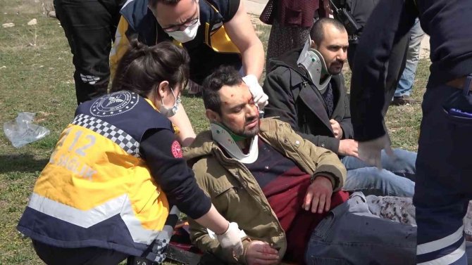 İ̇ki Otomobil Kafa Kafaya Çarpıştı: 2 Ağır Yaralı