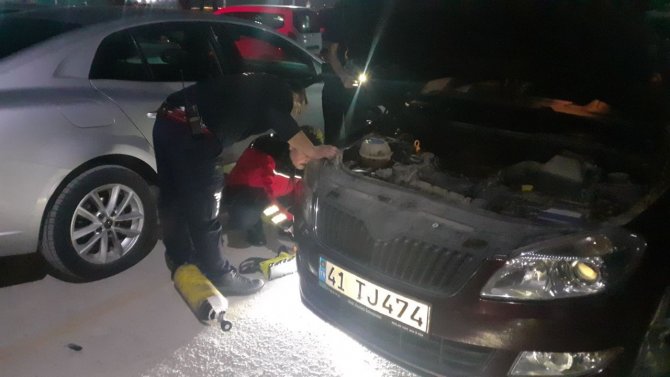 Araçta Sıkışan Kedi İçin Seferber Oldular