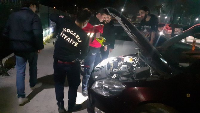 Araçta Sıkışan Kedi İçin Seferber Oldular