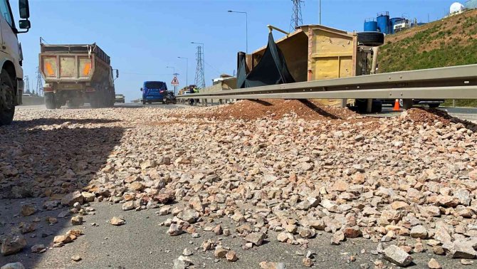 Hafriyat Yüklü Tır Devrildi, D-100 Taşlarla Doldu