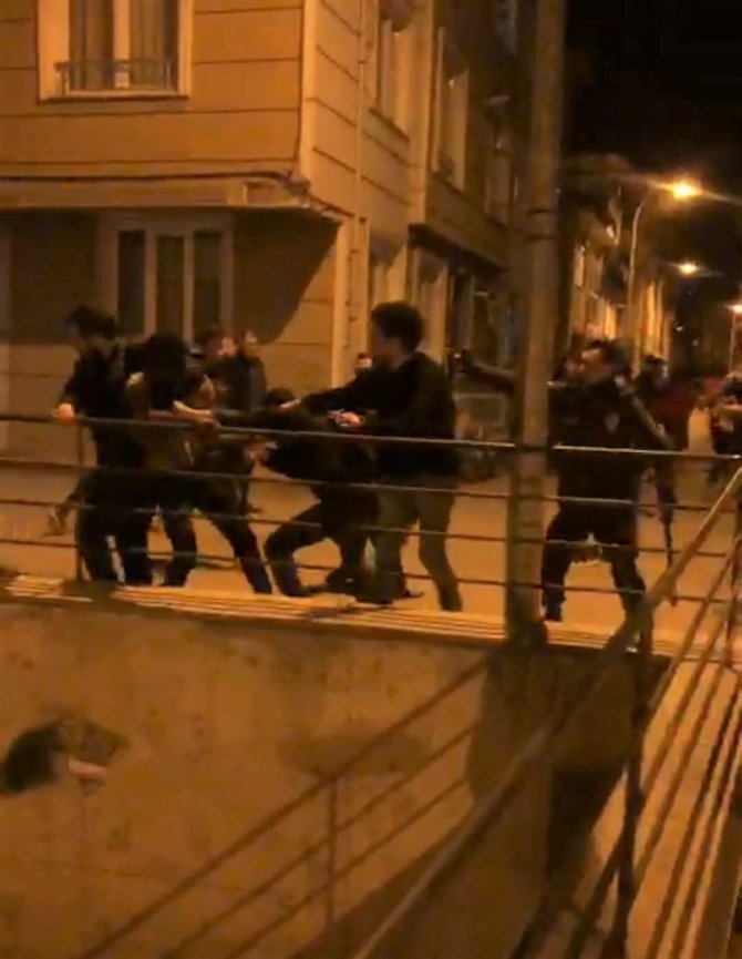 İ̇ki Grup Arasında Çıkan Kavgada Tekme Ve Yumruklar Konuştu