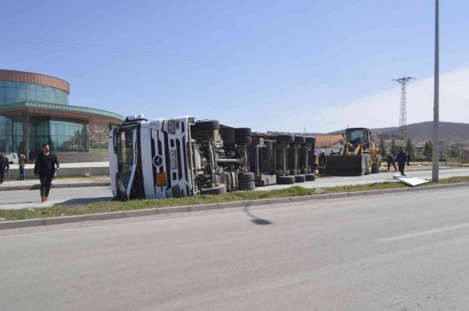 Kütahya’da Talaş Yüklü Kamyon Otomobilin Üzerine Devrildi: 1 Ölü, 1 Yaralı
