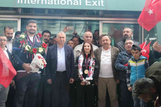 Macaristan’dan Madalyayla Dönen Milli Güreşçiler Coşkuyla Karşılandı