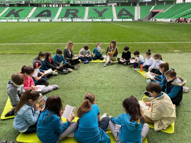 Şehrin Birçok Noktasında Eş Zamanlı Kitap Okudular