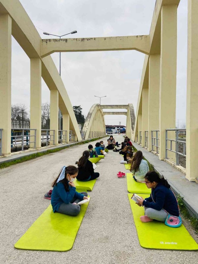 Şehrin Birçok Noktasında Eş Zamanlı Kitap Okudular