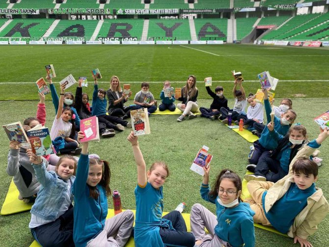 Şehrin Birçok Noktasında Eş Zamanlı Kitap Okudular