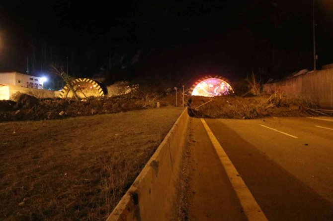 Bolu Dağı Tüneli Heyelan Sebebiyle Çift Yönlü Trafiğe Kapatıldı